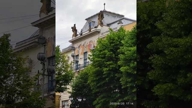 Мой город Черновцы! Он живой, он говорит, он дышит! Он навсегда в себе историю хранит.