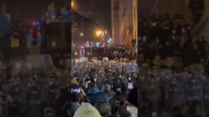 Митингующие вышли на улицы Тбилиси, начались стычки с полицией #грузия #тбилиси