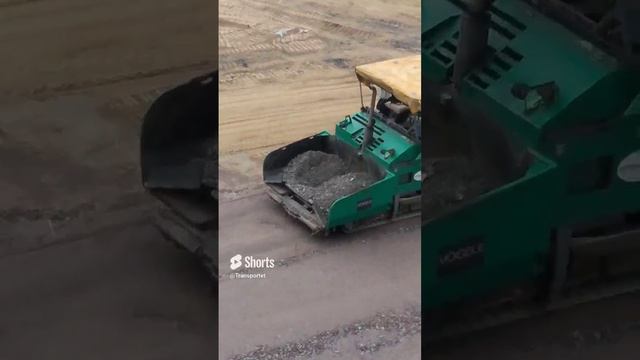 Погрузчик везет асфальтоукладчику #Shorts #асфальтирование