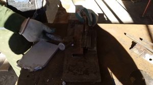 Самодельный простой засов, шпингалет для складывающихся ворот.