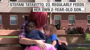 Мамы кормят детей друг друга