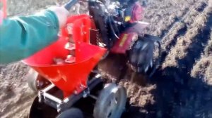 Посадка картофеля мотоблоком ока и картофеле сажалкой.