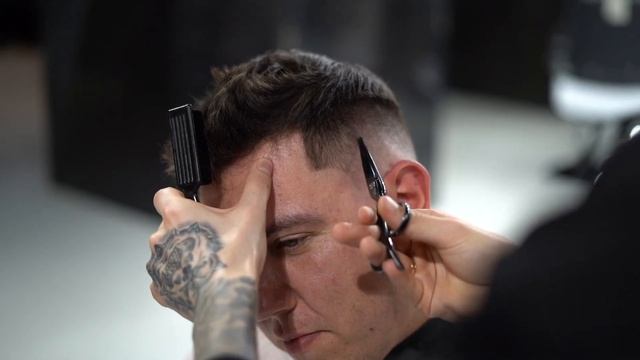 Мужская стрижка spike with low fade с элементами окрашивания смотреть онлайн