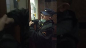 НЕАДЕКВАТНЫЙ ОХРАННИК НА ЖД ВОКЗАЛЕ В г. КАЗАНЬ. НЕ ПУСТИЛИ ОБРАТНО НА ВОКЗАЛ