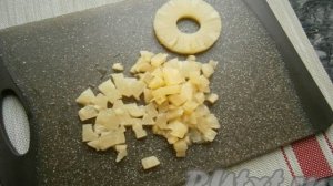 Салат с ананасом и копчёной колбасой