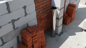 Жарко +24 ,кладём кирпич , подготавливаем уголки на оконные проемы.