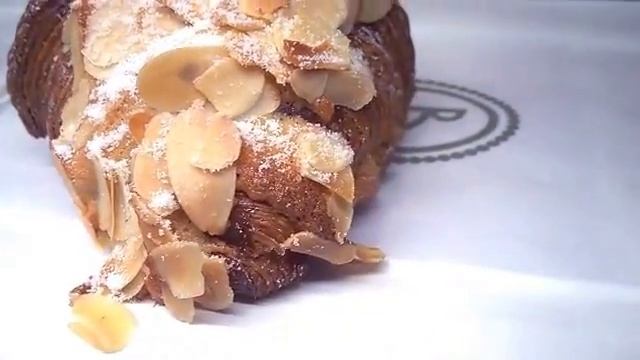 Brioche Paris Круассан с миндальным кремом
