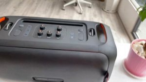 Trên tay JBL PartyBox On-The-Go, loa karaoke 100W