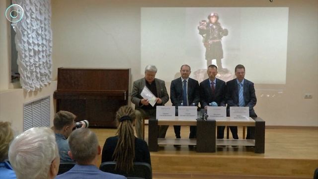 Фигурку Покрышкина из редкого минерала передали в дар Новосибирскому художественному музею