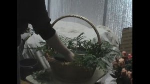 Мастер-класс от Venok-na-zakaz.ru (Как сделать ритуальную корзину на похороны из 100 роз)