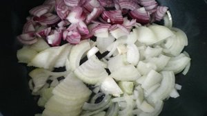 Луковый суп на курином бульоне