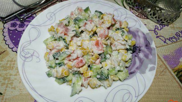 Салат с лососем рисом и огурцом