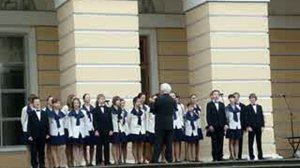 Хор детей у Русского музея. Санкт-Петербург. Children's choir at the Russian Museum. St-Petersburg.