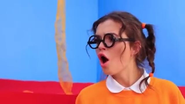 Nós Construímos um Quarto Secreto em um Banheiro! / Transformação do Banheiro! смотреть онлайн