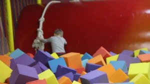 Детский развлекательный центр. Детская игровая площадка «KIDS CASTLE» Максимка развлекается.