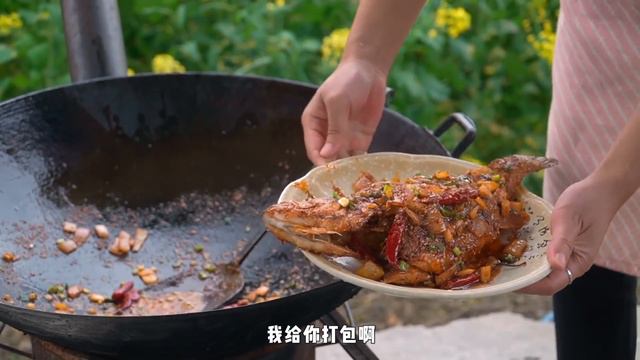 弟弟寵秋妹！買條鱸魚給姐姐賠罪，秋妹做香辣魚下飯吃，整條啃安逸！ 【顏美食】 смотреть онлайн