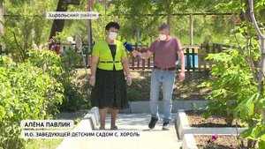 В селе Хороль ремонтируют сквер и придомовые территории