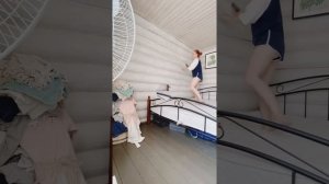 Мотивация: уборка в комнате в деревянном доме. Чистота декоративного текстиля.