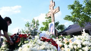 «Прощай, няня Вика»: сотни людей пришли проводить в последний путь Анастасию Заворотнюк