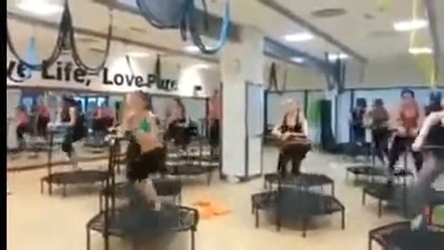 девушки прыгают на батуте под музыку