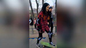 Даша Ставрович и скейт 2