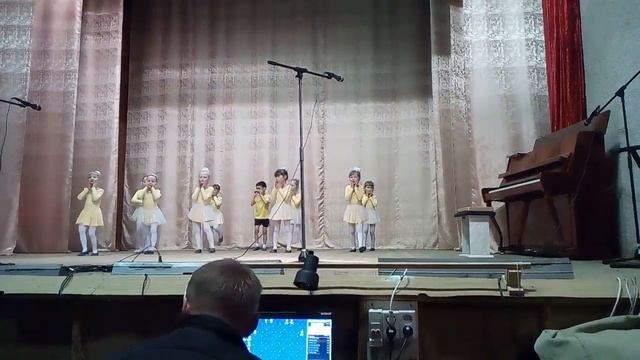 Тане под песню : голубые глазки розовые щечки