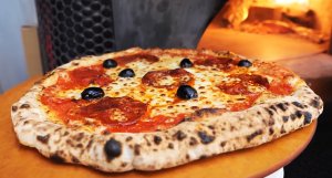 Приготовление пиццы в печи.