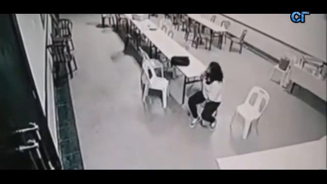 Приведение в кафе, кидает мебель, двигает стулья. Реальное видео смотреть онлайн