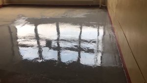 Нанесение промежуточного эпоксидного армирующего слоя с кварцевым песком.