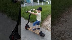 В двоём на электросамокате как едет