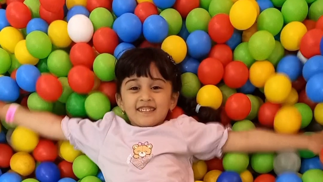 Динарка в детском клубе! 🙂 смотреть онлайн