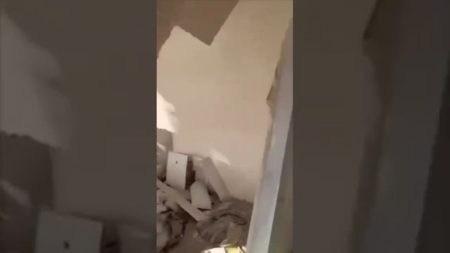 Панорамные окна выбиты, обломками засыпало кровать в спальне: первые кадры из высотки «Волга Скай»