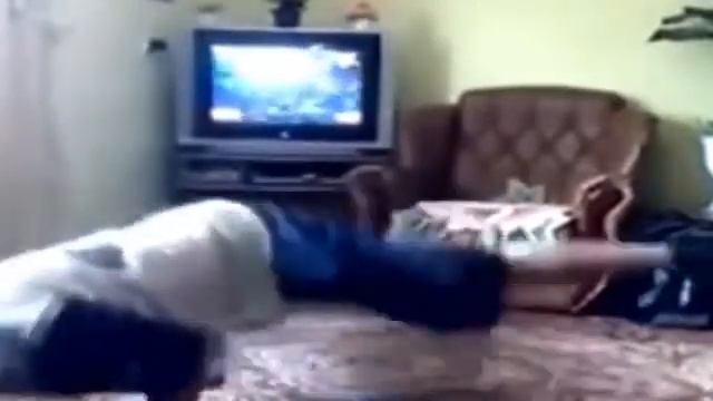 Неудачный брейкданс от мужика Ударился ногой и начал материться смотреть онлайн