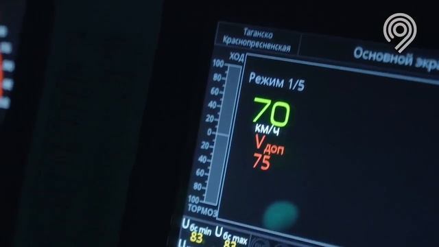 С какой скоростью едет поезд в Московском метро? #PROМЕТРО