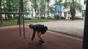 Берпи с хлопком за головой