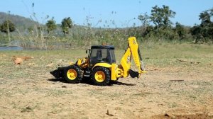 Экскватор пришёл на помощь тракторам в яме