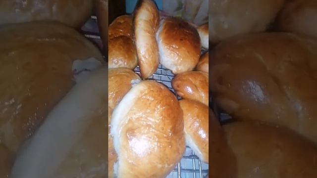 пирожки печёные с картошкой и жареным луком.ваш повар комнатный🥰 обнял приподнял на место поставил😍