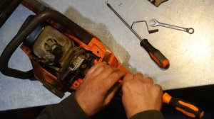 Ремонт бензопилы Хускварна. Демонтаж карбюратора