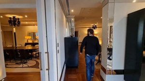 зеркальный телевизор 65 дюйма в гостиной