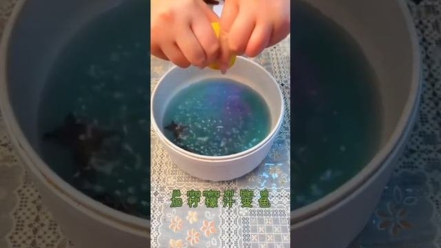 王奶奶不僅剋扣燕子的生活費給孫子買零食，還虐待她不讓吃，還欺負推到她！【上官浩辰】