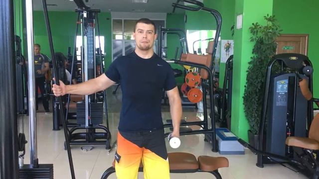 Махи гантелей в сторону 1-й рукой. смотреть онлайн