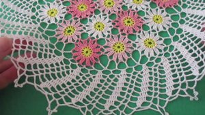 САЛФЕТКА "МАРГАРИТКИ" С ЦВЕТОЧНЫМИ МОТИВАМИ КРЮЧКОМ - ПРОСТАЯ И ОЧЕНЬ НЕЖНАЯ. ЧАСТЬ 1