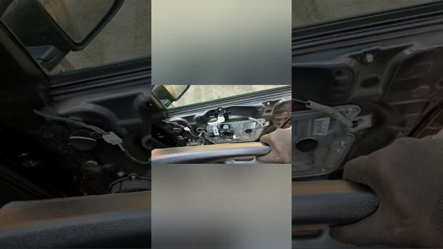 Как снять обшивку двери. Замена салонной ручки. Пошаговая инструкция. смотреть онлайн