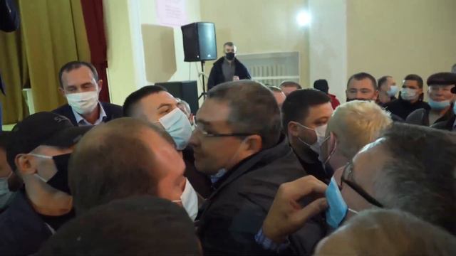 Игорь Додон боится вопросов и прячется за охраной