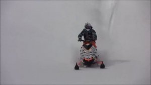 Прыжки экстрим на горном снегоходе.