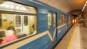 Прибытие метропоезда на станцию Адмиралтейская, Санкт-Петербург