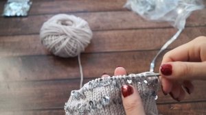 Вязаная шапка бини спицами с пайетками. МК