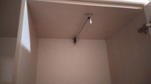Стильный шкаф для прихожей во всю стену с фрезерованными фасадами и зеркалами