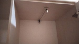 Стильный шкаф для прихожей во всю стену с фрезерованными фасадами и зеркалами
