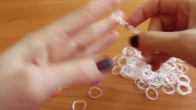 Как плести браслет из резинок (ЛЕНТЯЙ 2015 )RAINBOW LOOM O БЕЗ СТАНКА O смотреть онлайн